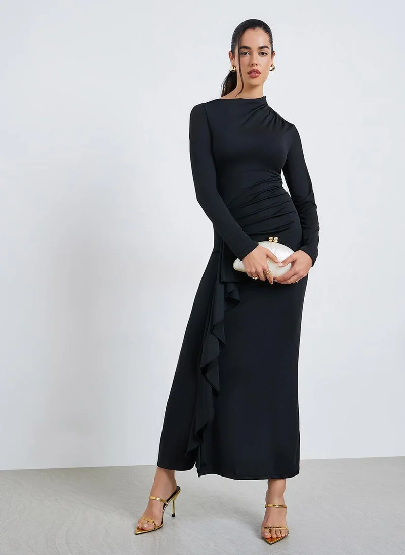 ستايلي فستان طويل ضيق بتفاصيل كشكش